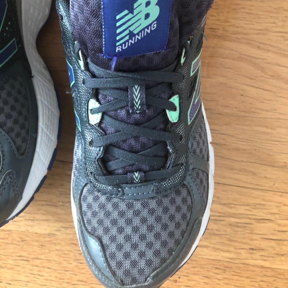 New Balance gym shoes. Worn a few times only.